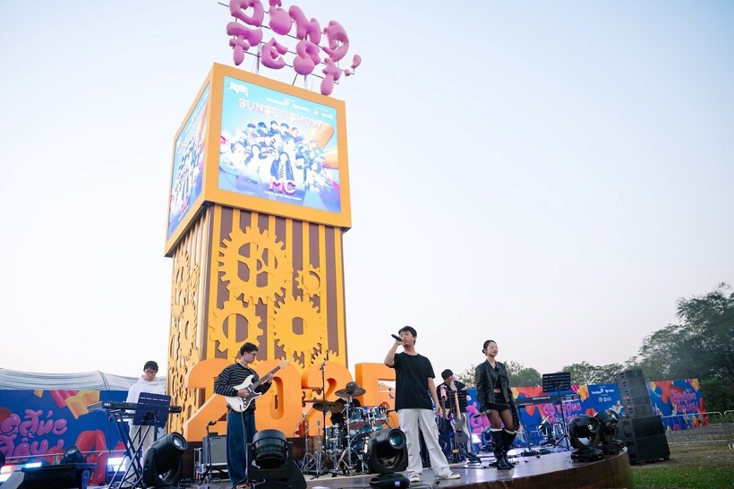 Các màn trình diễn âm nhạc trẻ trung, khép lại ngày hội theo cách nhẹ nhàng và đầy cảm xúc.