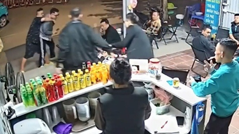 Xô xát tại bến xe Giáp Bát, một thanh niên bị đâm trọng thương. Ảnh: Lao động