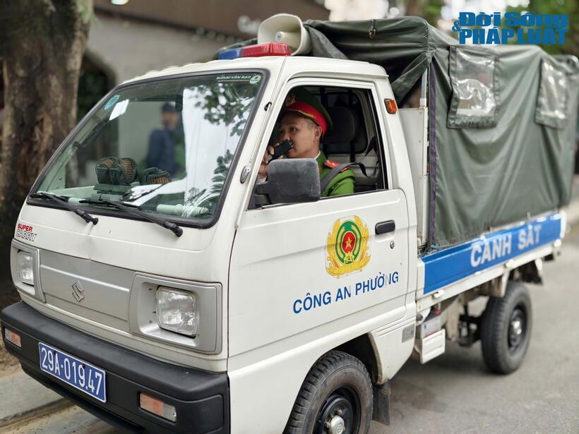 Lực lượng chức năng nhắc nhở các hộ kinh doanh trên tuyến bảo đảm Trật tự đô thị.