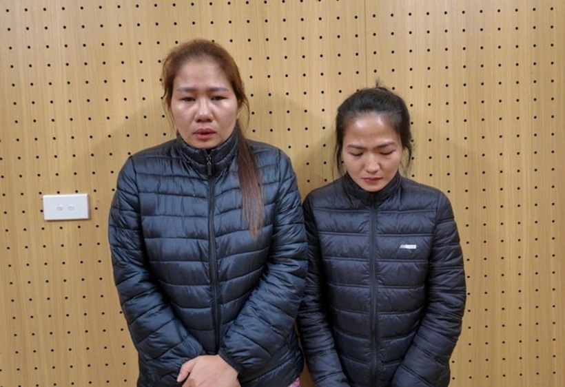 Lương Trần Thùy Trang (bên trái) và Bùi Thị Búp là 2 người chủ chốt, nhập thuốc lá giả từ Campuchia về Việt Nam tiêu thụ. Ảnh: VTC News