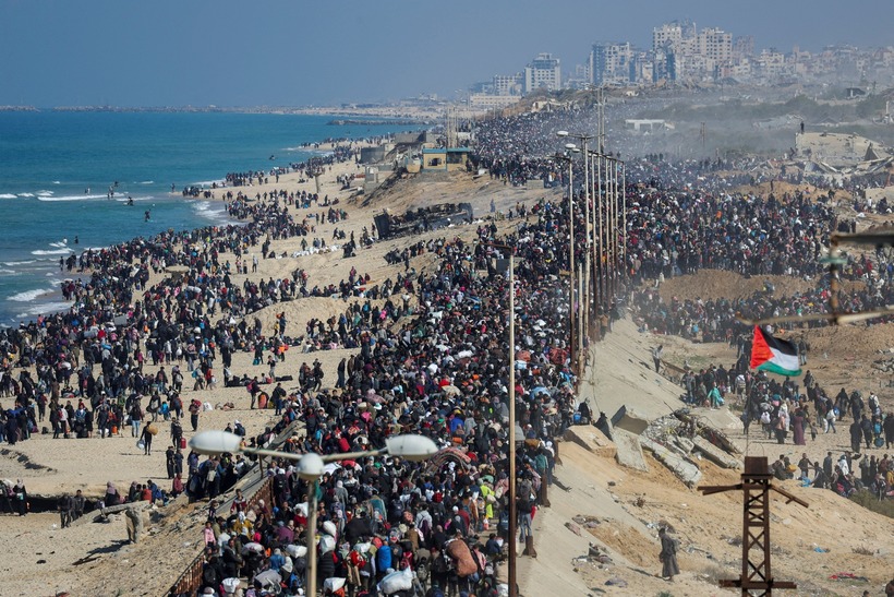 Những người dân Palestine trở về nhà ở phía bắc Gaza, trong bối cảnh lệnh ngừng bắn giữa Israel và Hamas tại Dải Gaza hồi cuối tháng 1. Ảnh: Reuters