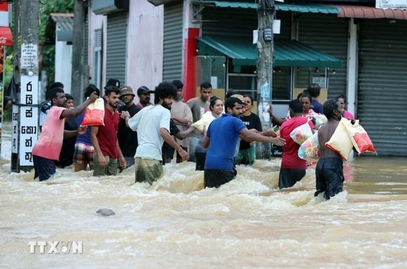 Ngập lụt sau mưa lớn ở ngoại ô Colombo, Sri Lanka ngày 29/11/2025. Ảnh: THX/TTXVN.