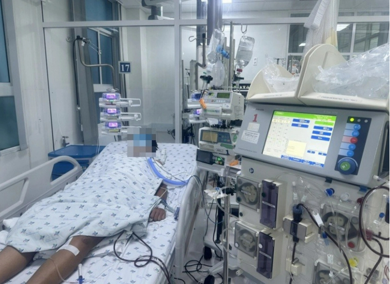 Bệnh nhi được điều trị hồi sức tích cực nhiều ngày do tổn thương đa tạng vì mặc sốt xuất huyết. Ảnh: VietNamNet.
