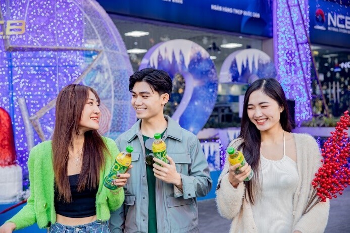 Với nhiều người trẻ, Tết là niềm vui mới, là hy vọng mới nên dù căng thẳng hay mệt mỏi tới đâu trong cuộc sống, những ngày cuối năm là lúc họ giải tỏa hết mọi lo lắng, muộn phiền cùng những chai Trà Xanh Không Độ để mang niềm vui, tiếng cười về cho gia đình trong ngày Tết.