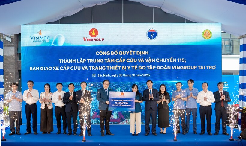 Tập đoàn Vingroup trao tặng 15 xe cấp cứu cho Sở Y tế tỉnh Bắc Ninh.