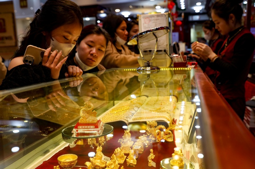 Giá vàng hôm nay (30/12): Giá vàng trong nước sụt giảm. (Ảnh: VietnamNet)