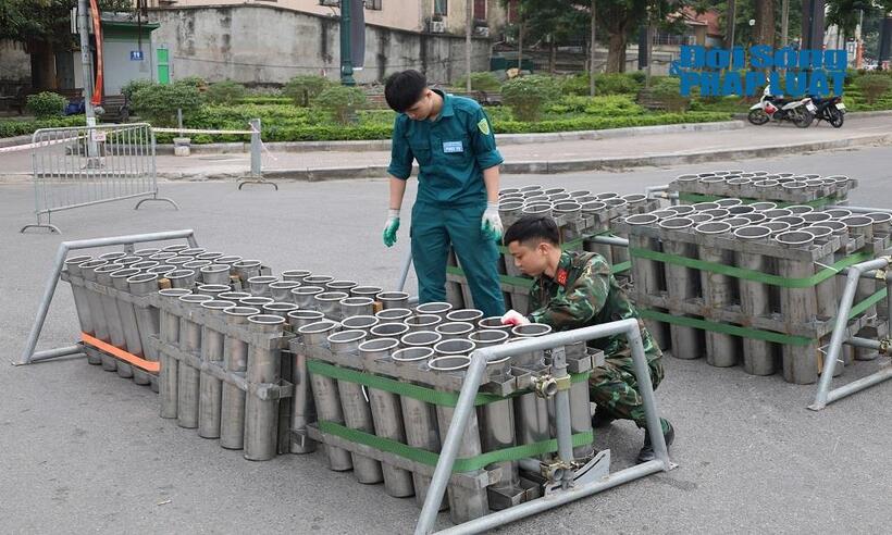 Công tác lắp đặt dàn pháo hoa tầm cao tại vườn hoa Lạc Long Quân (phường Tây Hồ, Hà Nội) được triển khai khẩn trương chiều 30/12.