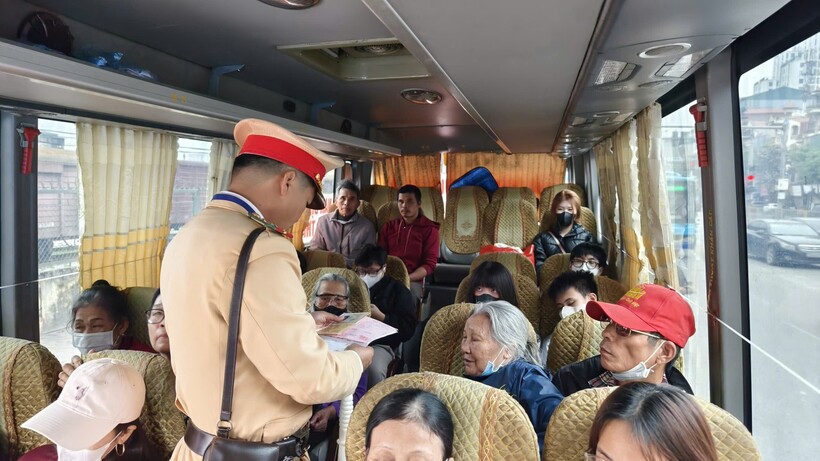 CSGT kiểm soát hành khách trên phương tiện.