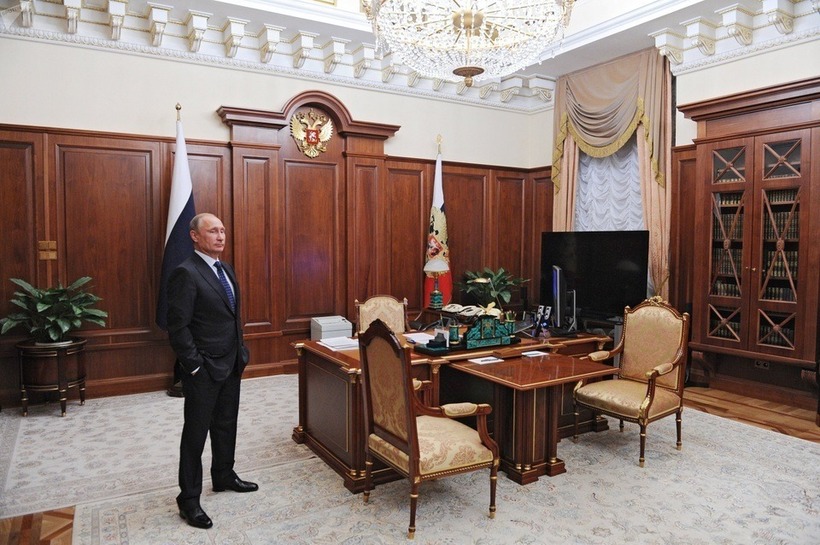 Tổng thống Nga Vladimir Putin bên trong phòng làm việc. Ảnh: Sputnik