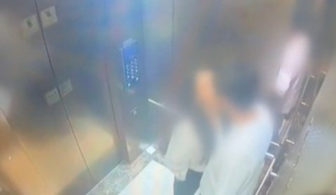 Sook Haeng và tình nhân lộ video tình tứ trong thang máy. Ảnh: JTBC.