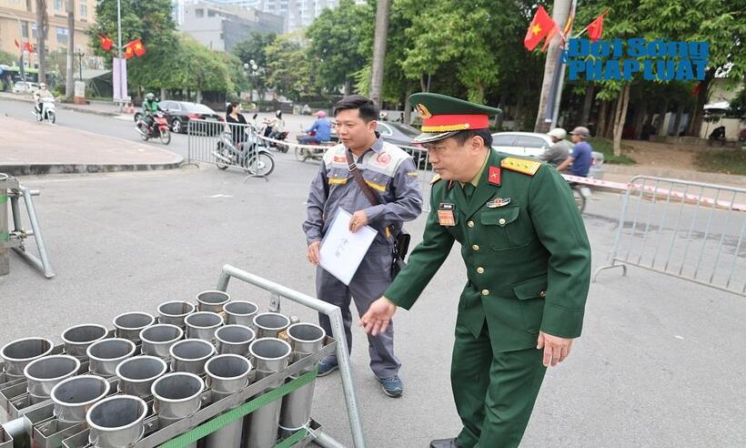 Thượng tá Tống Huy Hoàng, Phó Chỉ huy trưởng Ban Chỉ huy Phòng thủ Khu vực 3 Hồng Hà kiểm tra công tác chuẩn bị.