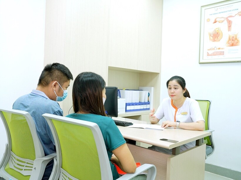 Nhân viên y tế tư vấn chương trình cho bệnh nhân