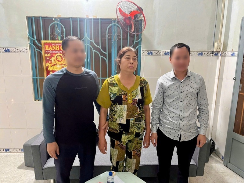 Đối tượng Kim Thị Thảo (đứng giữ) bị bắt giữ sau thời gian bị truy nã. Ảnh: Công an nhân dân.
