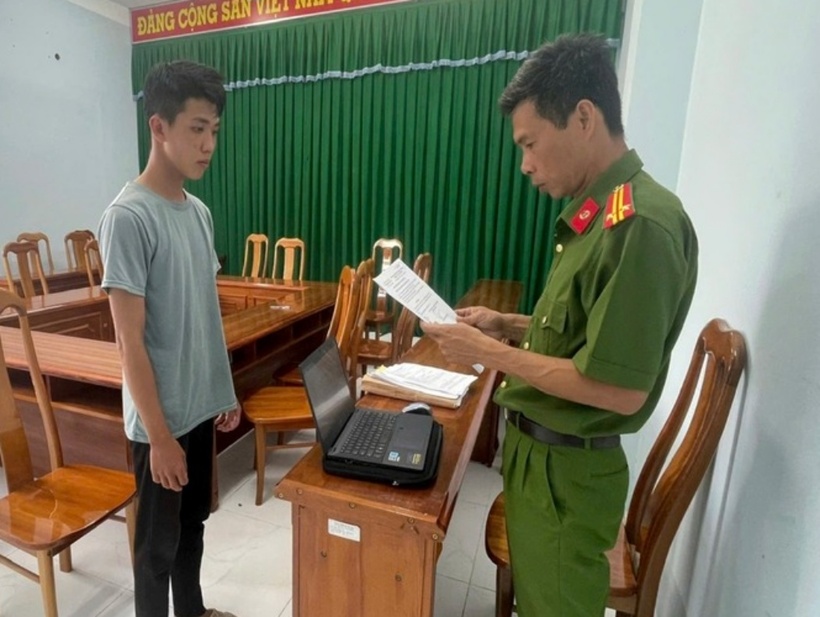Cơ quan cảnh sát điều tra thi hành lệnh bắt đối tượng Lê Văn Nhàn. (Ảnh: Công an tỉnh Vĩnh Long)