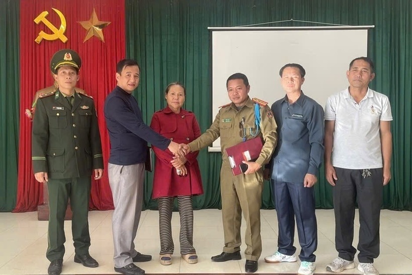 Công an tỉnh Sạ Vẳn Na Khệt, Lào bàn giao Nguyễn Thị Bé cho Công an tỉnh Quảng Trị.