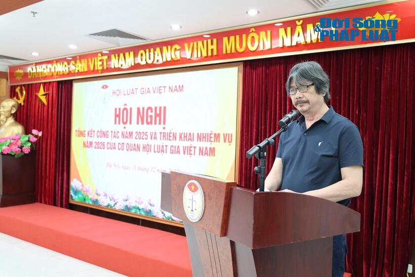 Đồng chí Lương Mai Sao, Ủy viên Ban Thường vụ Đảng ủy, Trưởng Ban Tổ chức - Hành chính Hội Luật gia Việt Nam công bố các quyết định khen thưởng của Chủ tịch Hội Luật gia Việt Nam đối với các cá nhân, tập thể đạt kết quả tích cực của phong trào thi đua năm 2025