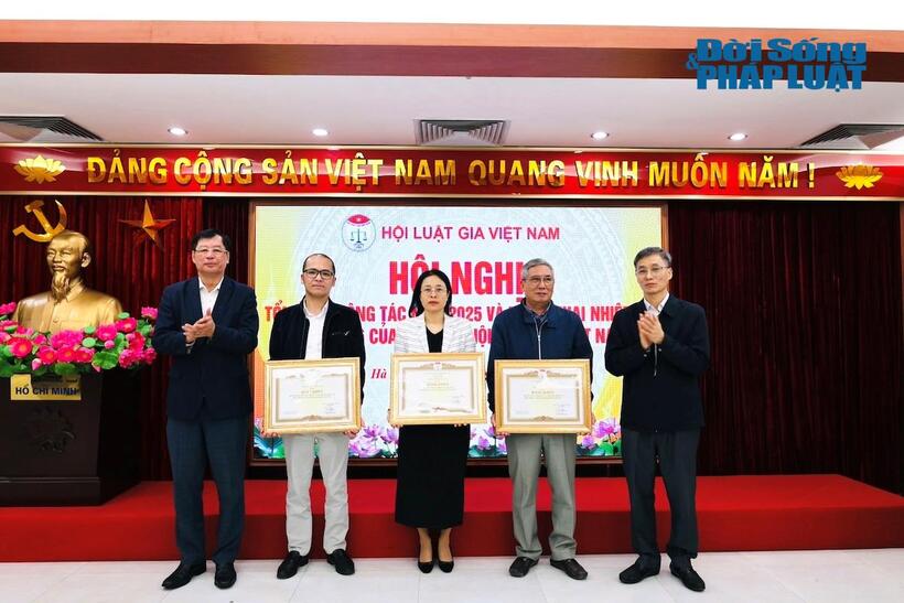 Lãnh đạo Hội Luật gia Việt Nam tặng bằng khen cho các cá nhân, đơn vị