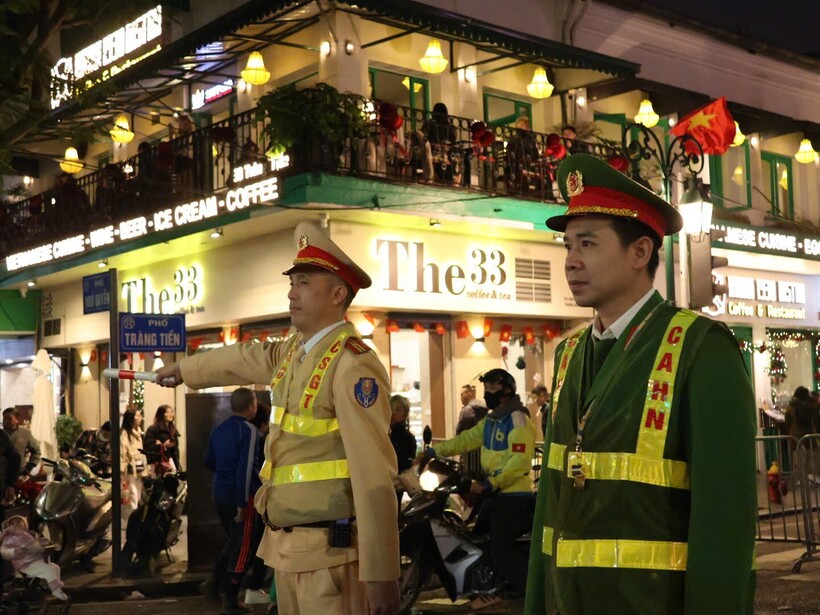 Đội CSGT đường bộ đã đồng loạt ra quân tại các tuyến, địa bàn trọng điểm, tập trung phân luồng, hướng dẫn giao thông.