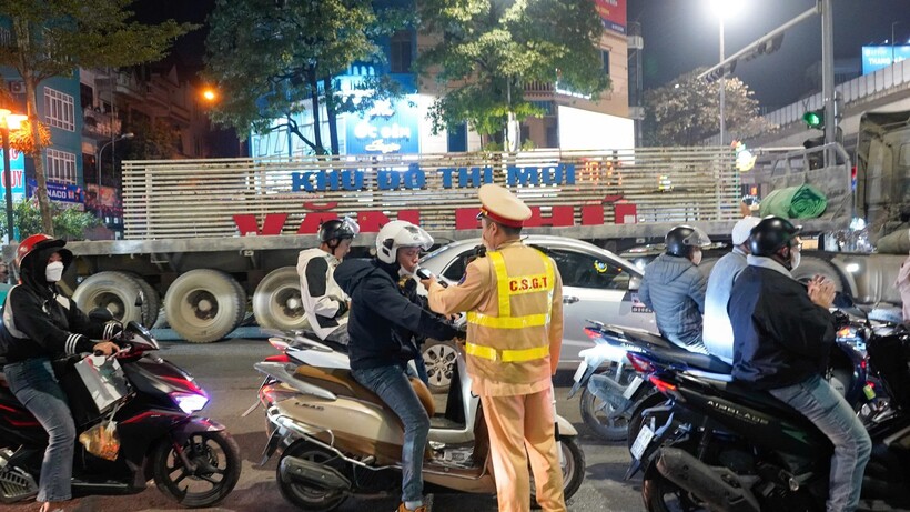 Hà Nội: CSGT huy động lực lượng bảo đảm an toàn dịp Tết Dương lịch 2026 - 4