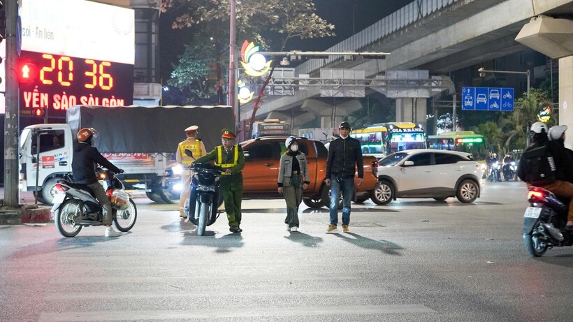 Hà Nội: CSGT huy động lực lượng bảo đảm an toàn dịp Tết Dương lịch 2026 - 6