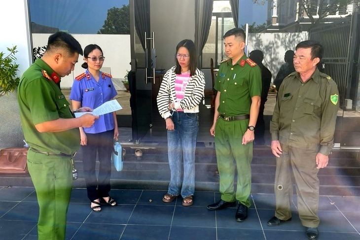 Lực lượng chức năng đọc lệnh bắt giữ Nguyễn Thị Kim Anh để điều tra về hành vi tham ô tài sản - Ảnh: Công an Đồng Nai