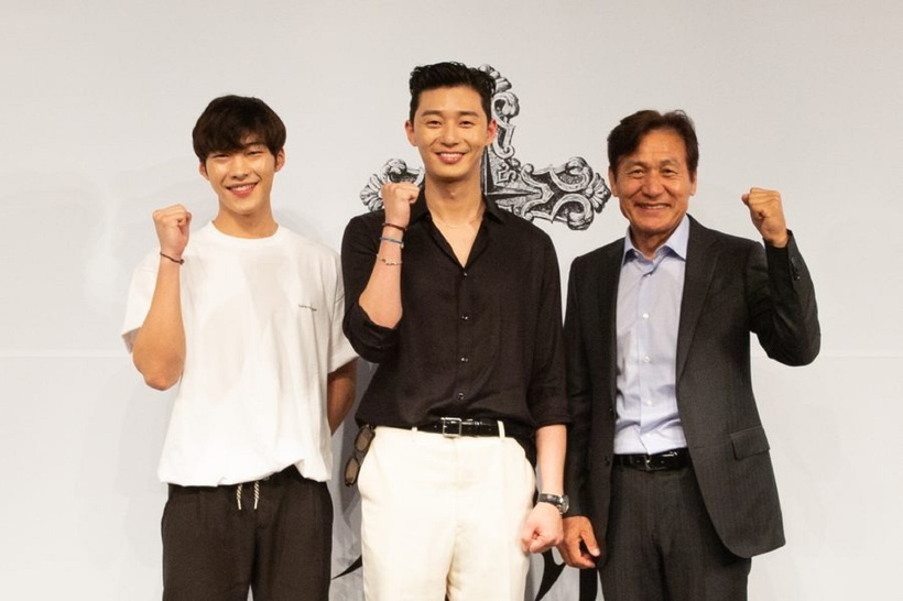 Ahn Sung Ki tỏa sáng ở bộ phim Bàn Tay Diệt Quỷ cùng nam thần Park Seo Joon. Ảnh: Naver
