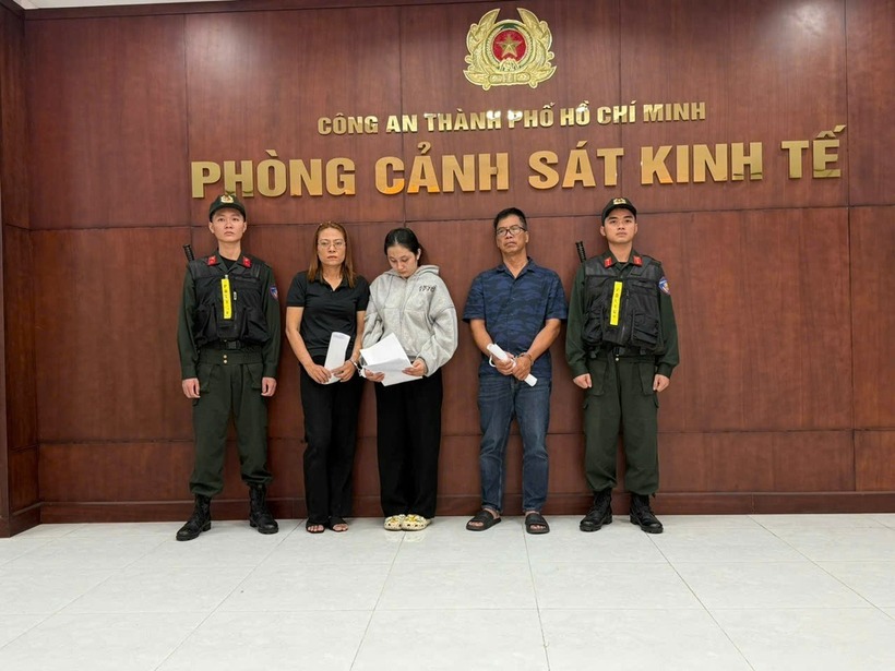 Các đối tượng tại cơ quan công an. Ảnh: Báo Dân trí.