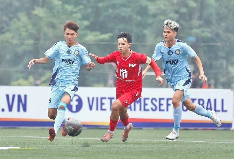 Cầu thủ Hoài Đức FC Thái Bá Bảo Hoàng (trái). Ảnh: PVF.