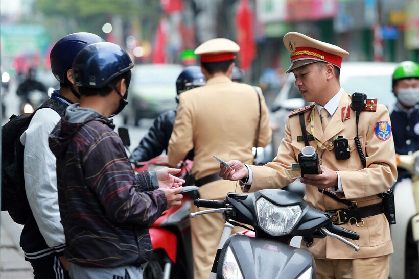 Đội CSGT đường bộ số 3 kiểm soát nồng độ cồn trên phố Nguyễn Lương Bằng.