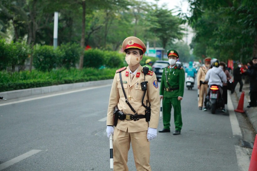 Đội CSGT đường bộ số 2 kiểm soát nồng độ cồn trên đường Lạc Long Quân.