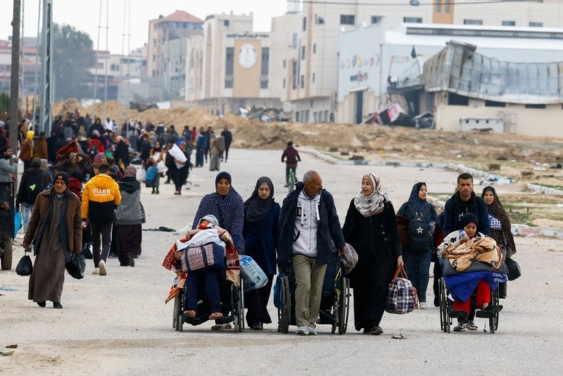 Người dân Palestine ở Gaza sơ tán. Ảnh: Reuters