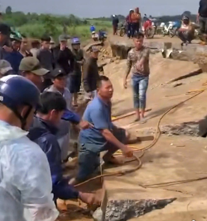 Nhiều người đào bới đống đổ nạn cứu hộ nạn nhân . Ảnh: Lao động