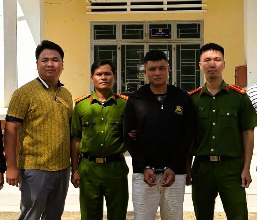 Đối tượng Nguyễn Tùng Phến (thứ 2 từ phải qua)