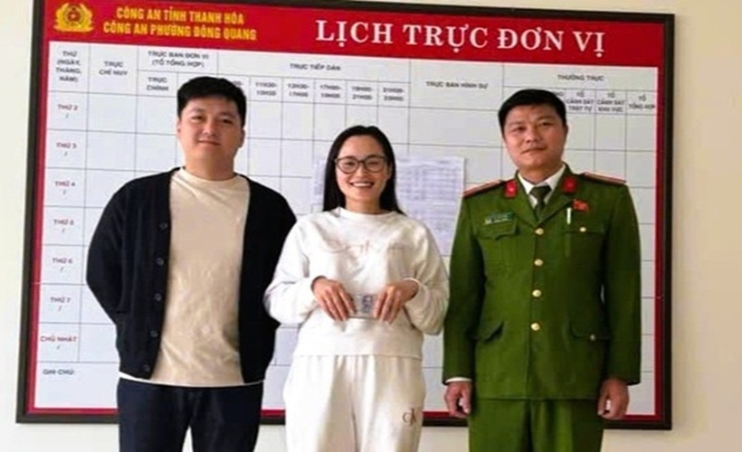 Chị Lê Thị Hợp vui mừng khi nhận lại tài sản của mình. (Ảnh: Công an Thanh Hóa).