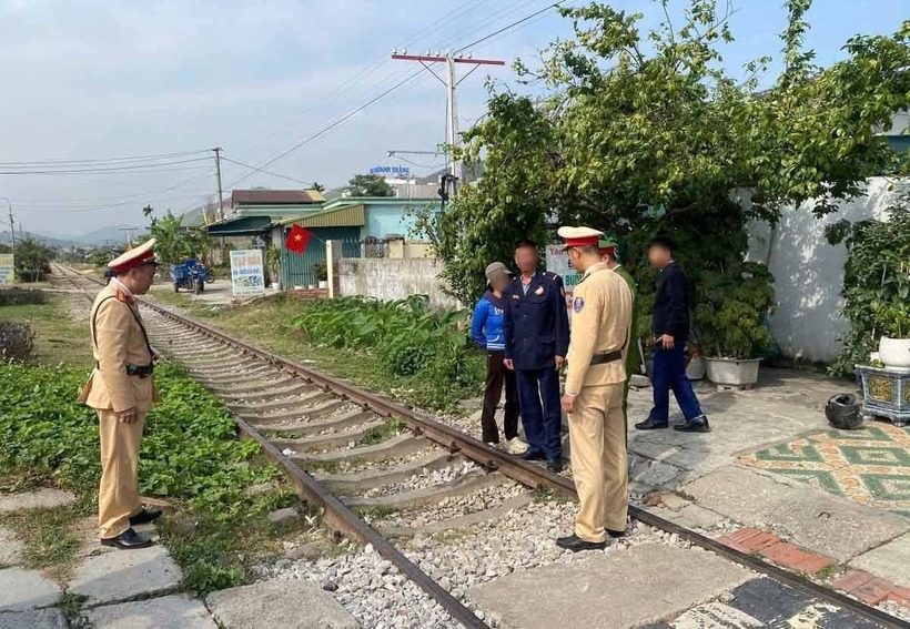 Lực lượng CSGT tại hiện trường vụ việc. Ảnh: Lao động
