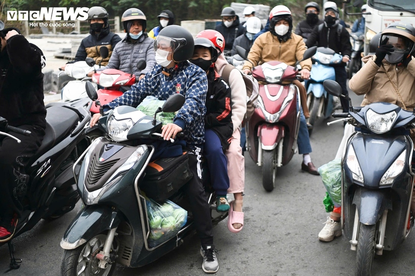 Người dân lỉnh kỉnh đồ đạc quay trở lại Thủ đô Hà Nội. (Ảnh: VTC News).