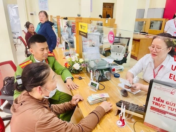 Công an phường Sầm Sơn và phía ngân hàng kịp thời ngăn chặn người dân chuyển tiền cho các đối tượng lừa đảo. (Ảnh: Công an Thanh Hoá).