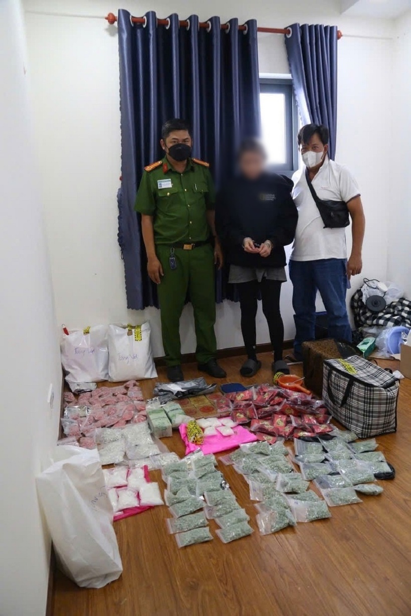 "Nữ quái" và tang vật. Ảnh: Tiền Phong