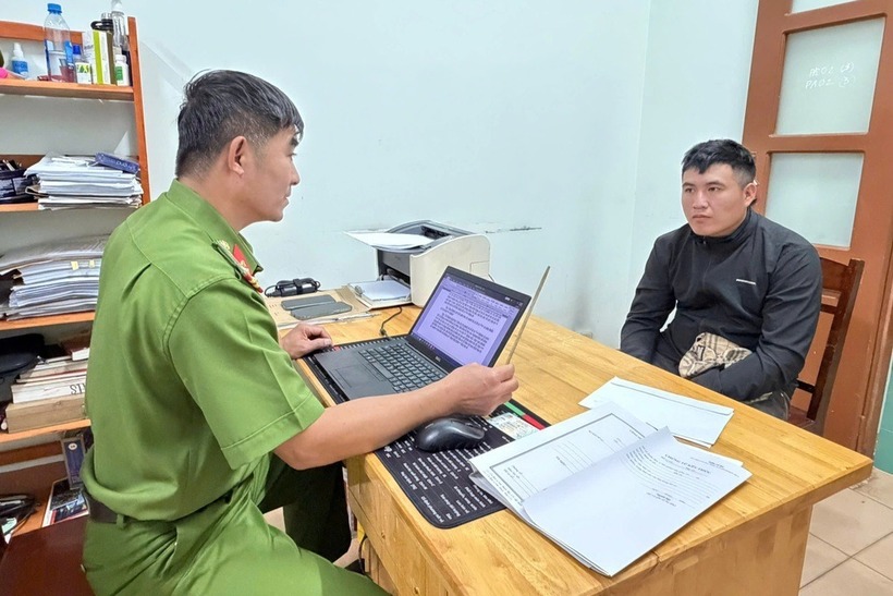 Hành khách dùng cây đũa hành hung tài xế. Ảnh: Báo Xây dựng