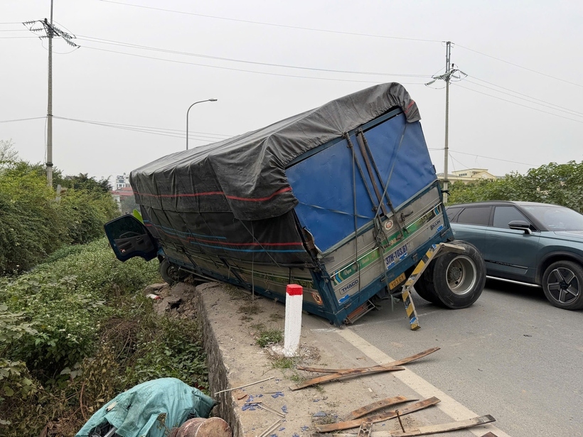 Hiện trường vụ tai nạn liên hoàn ở Thường Tín, Hà Nội. (Ảnh: Tiền Phong).