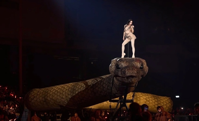 Khoảnh khắc Thái Y Lâm cưỡi mãng xà gây choáng. (Ảnh: Weibo).