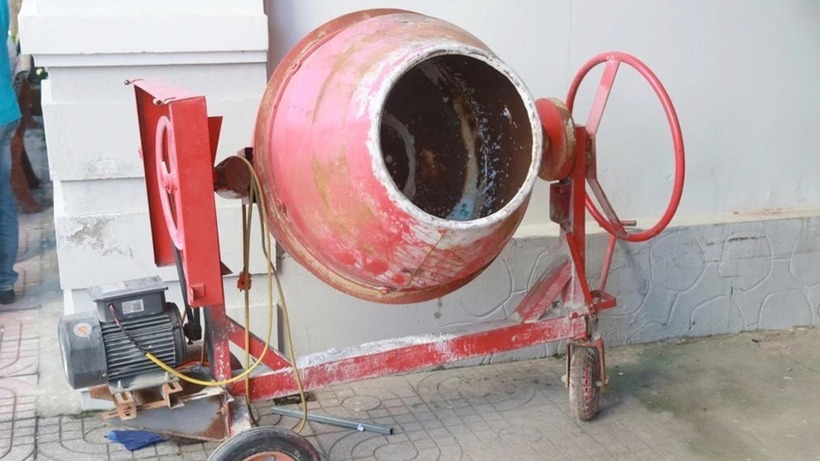 Dùng cả máy trộn bê tông để trộn thuốc pháo, 13 đối tượng bị bắt giữ  - 2