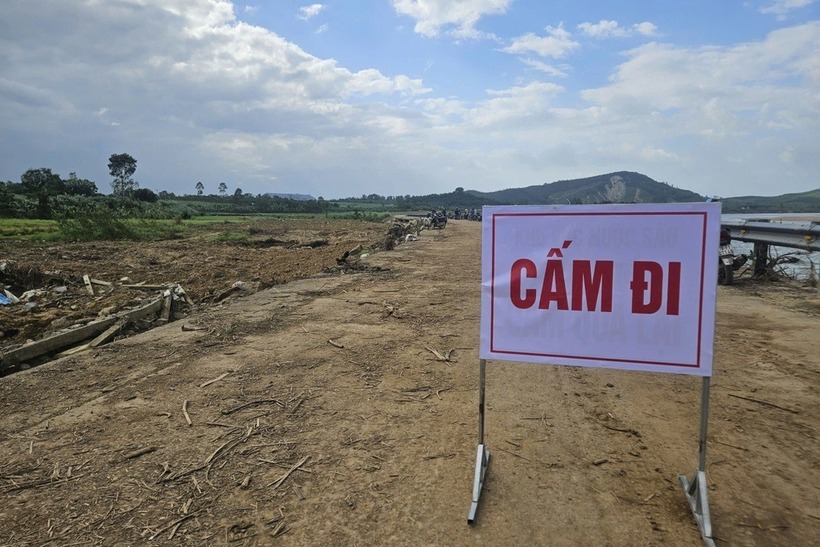 Trước đó tại khu vực bờ kè có biển cấm nhưng sau đó biển này đã bị tháo dỡ không rõ lý do. Ảnh: Dân trí