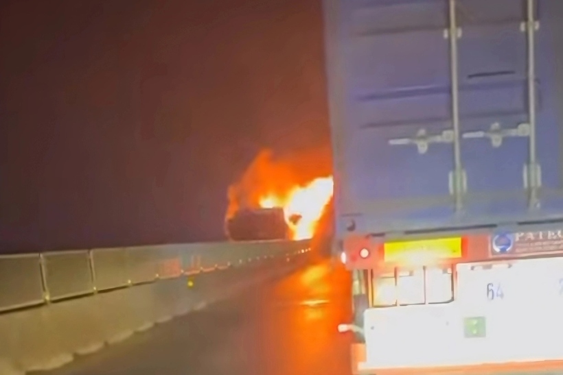 Hiện trường xe khách giường nằm bốc cháy trên cao tốc Bắc - Nam, đoạn qua Nghệ An. (Ảnh: Dân trí).