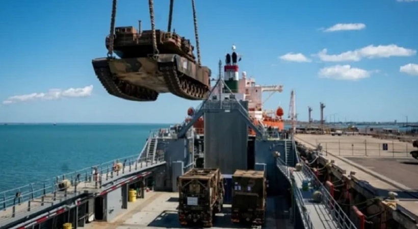 Xe tăng chủ lực Abrams do Australia viện trợ đi đường biển tới Ukraine. Ảnh Euromaidanpress
