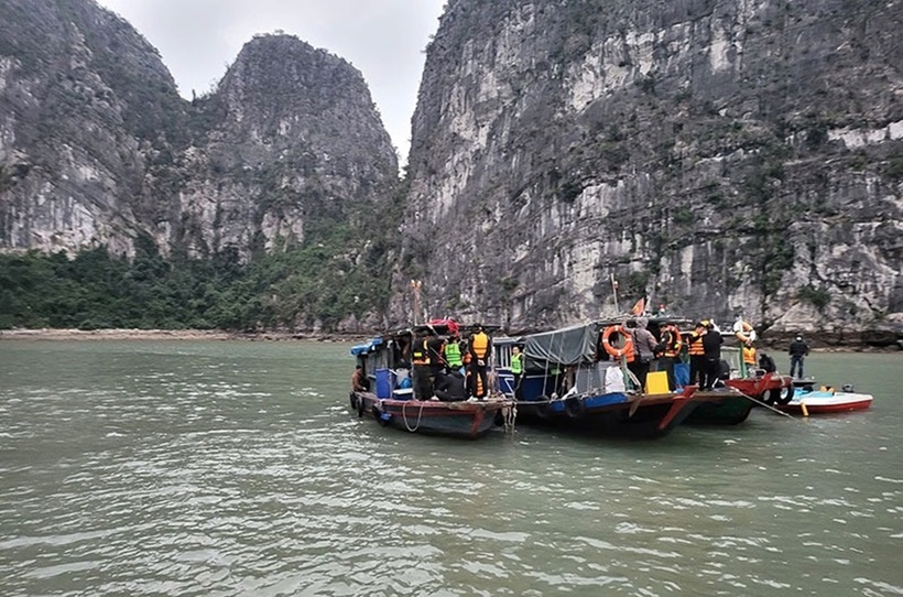 Các đối tượng liên quan đến hành vi đánh bạc và tổ chức đánh bạc trên vùng biển Vịnh Hạ Long. Ảnh: Báo Công an Nhân dân.