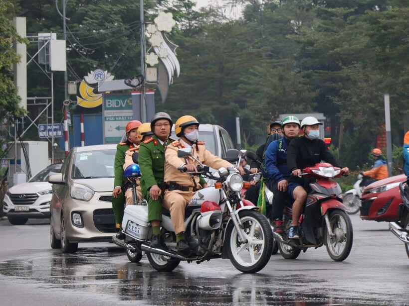 CSGT duy trì tuần tra, kiểm soát trên tuyến đường, chủ động xử lý các sự cố, va chạm giao thông.