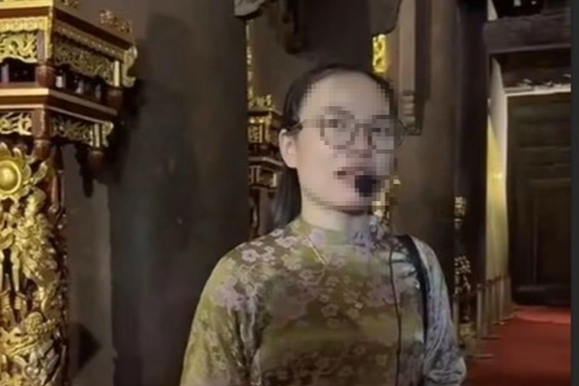 Nữ hướng dẫn viên có lời thuyết minh không chính xác tại chính điện Lam Kinh (Ảnh: Cắt từ clip/Dân Việt)