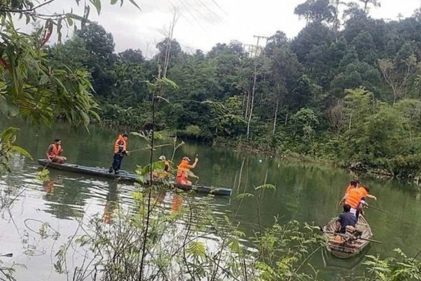 Chính quyền xã Nam Trà My cùng người dân địa phương có mặt tại hiện trường, triển khai công tác cứu hộ, cứu nạn. Ảnh: Báo Dân trí.
