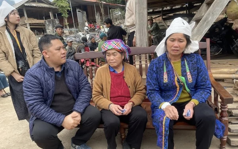 Lãnh đạo UBND xã Mường Giôn thăm hỏi gia đình nạn nhân